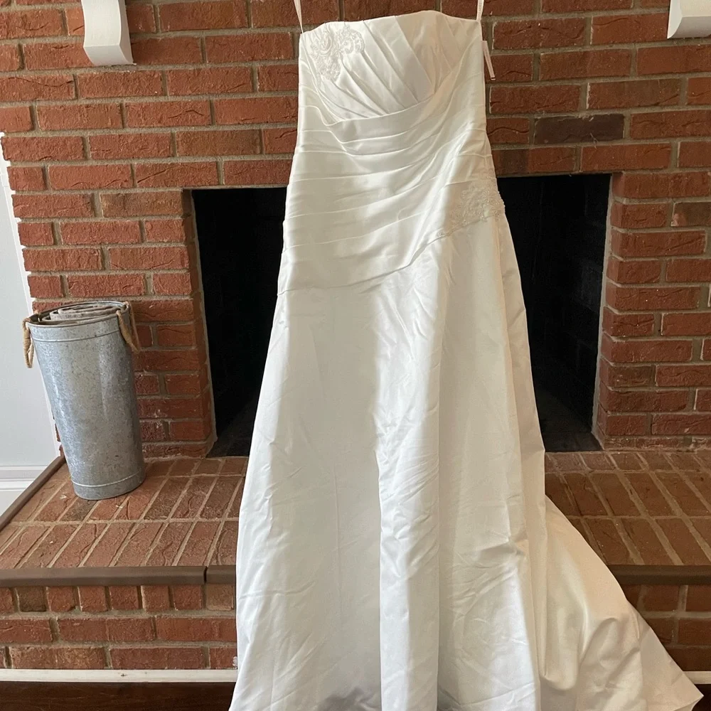 David’s Bridal size 16 softwhite strapless ruched wedding dress with lace - Picture 5 of 15